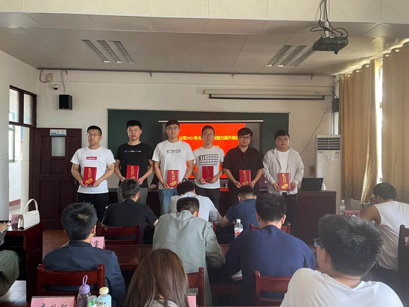 颁发荣誉证书.jpg
